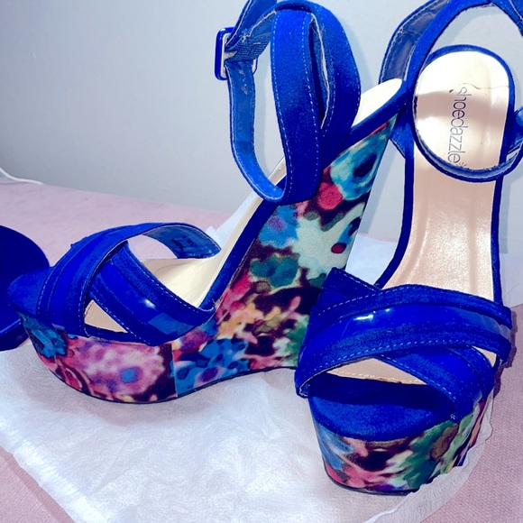 Royal blue wedges with beautiful detail on the shoe I have war them one time💋 - Picture 3 of 6